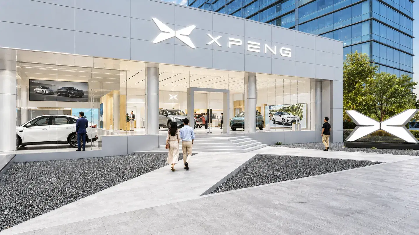ด้านหน้าโชว์รูม XPENG มีรถจัดแสดงอยู่ภายในและผู้คนเดินผ่านหน้าร้าน